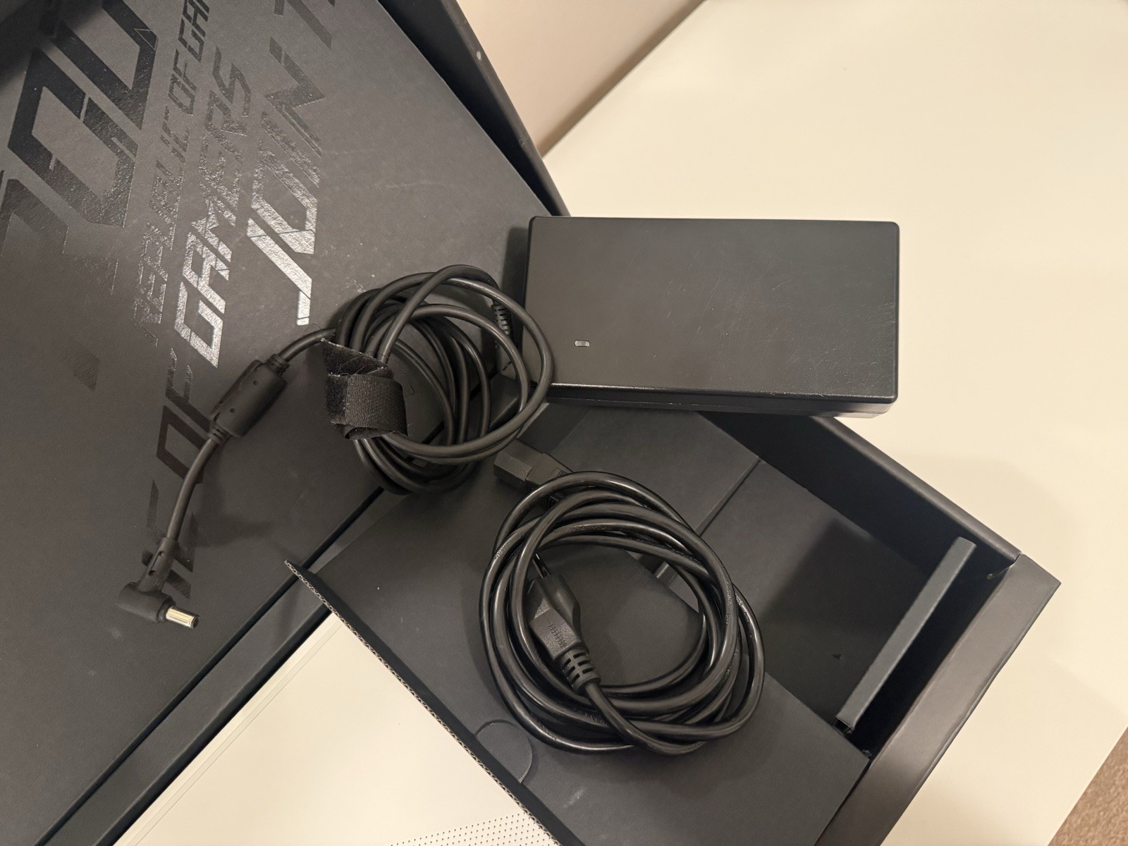ASUS ROG Zephyrus G14 GA401IV 14” Ryzen 9 4900HS RTX 2060 Max-Q 16GB 1TB SSD