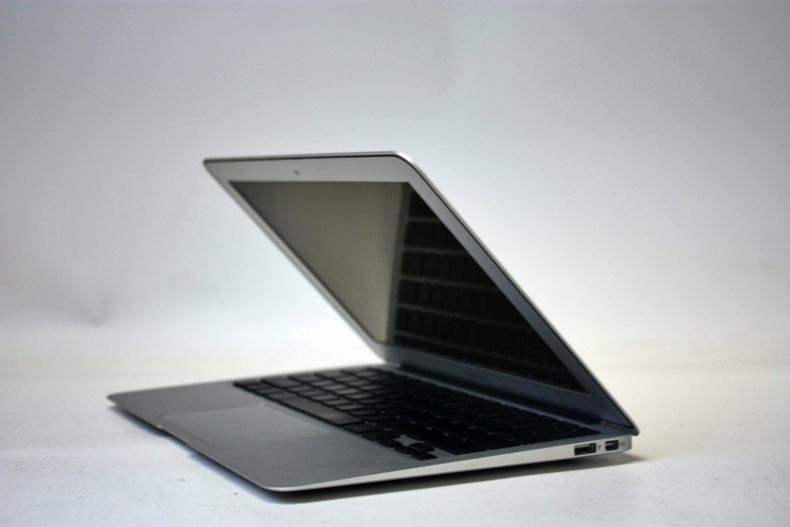 Macbook Air 11″ A1465 I5-5250U 4GB RAM