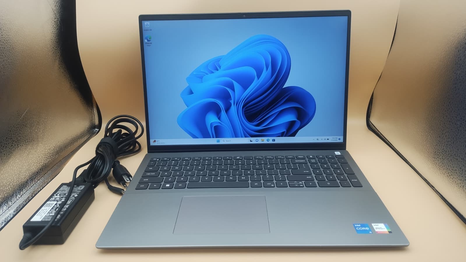 Dell Vostro 5620 16″ FHD+ i5-1240P 16GB 512GB SSD Win11 Pro Iris Xe