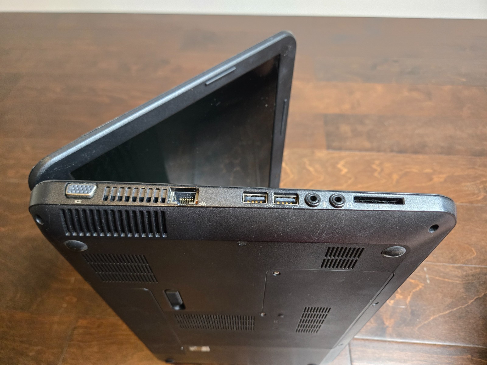 HP 2000 Notebook PC Laptop AMD E-300 1.30GHz 4GB 160GB Radeon Win 10 Pro