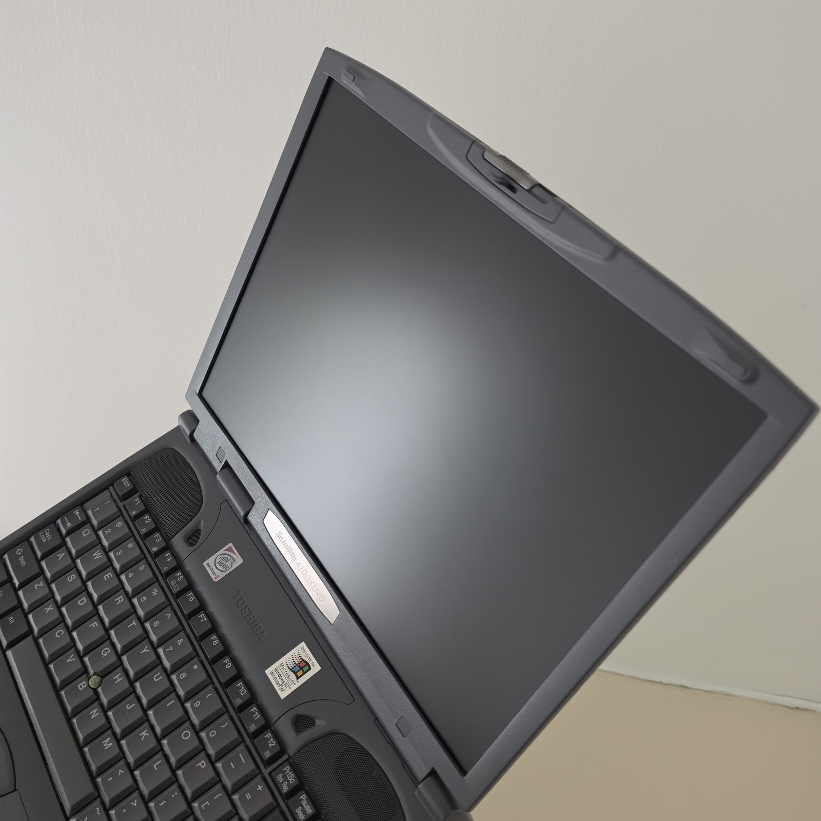 RETRO 14.1″ Vintage TOSHIBA Satellite 4100XDVD Laptop – 128MB RAM – 60GB HDD