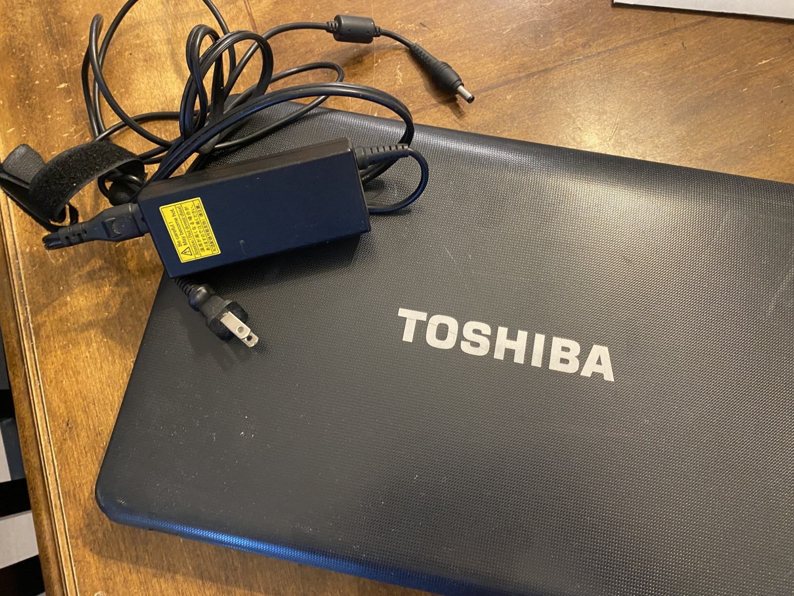 TOSHIBA SATELLITE C655-S5547 USED with Charger Adapter