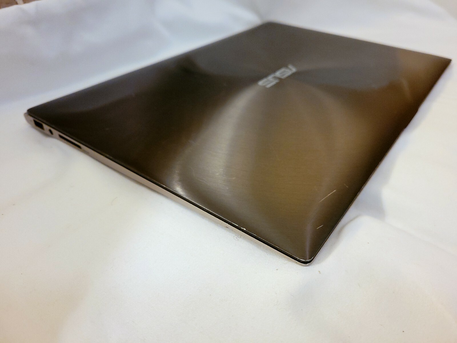 ASUS ZENBOOK UX31E CORE I5-2557M @ 1.4 GHz / 4 GB RAM / 128GB SSD / 13.3″ LED 16