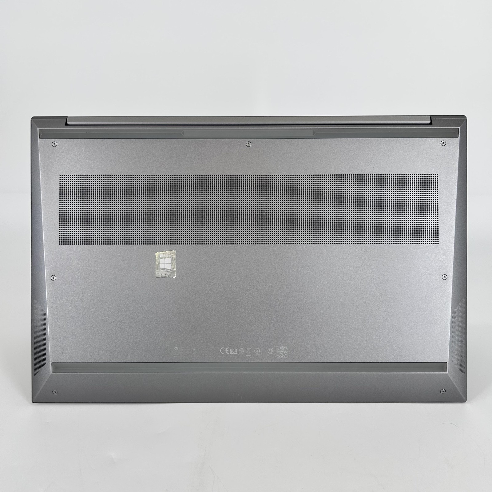 HP ZBook Studio 15 G8 FHD i7-11850H 2.50GHz 32GB 1TB SSD RTX A2000 White Spot