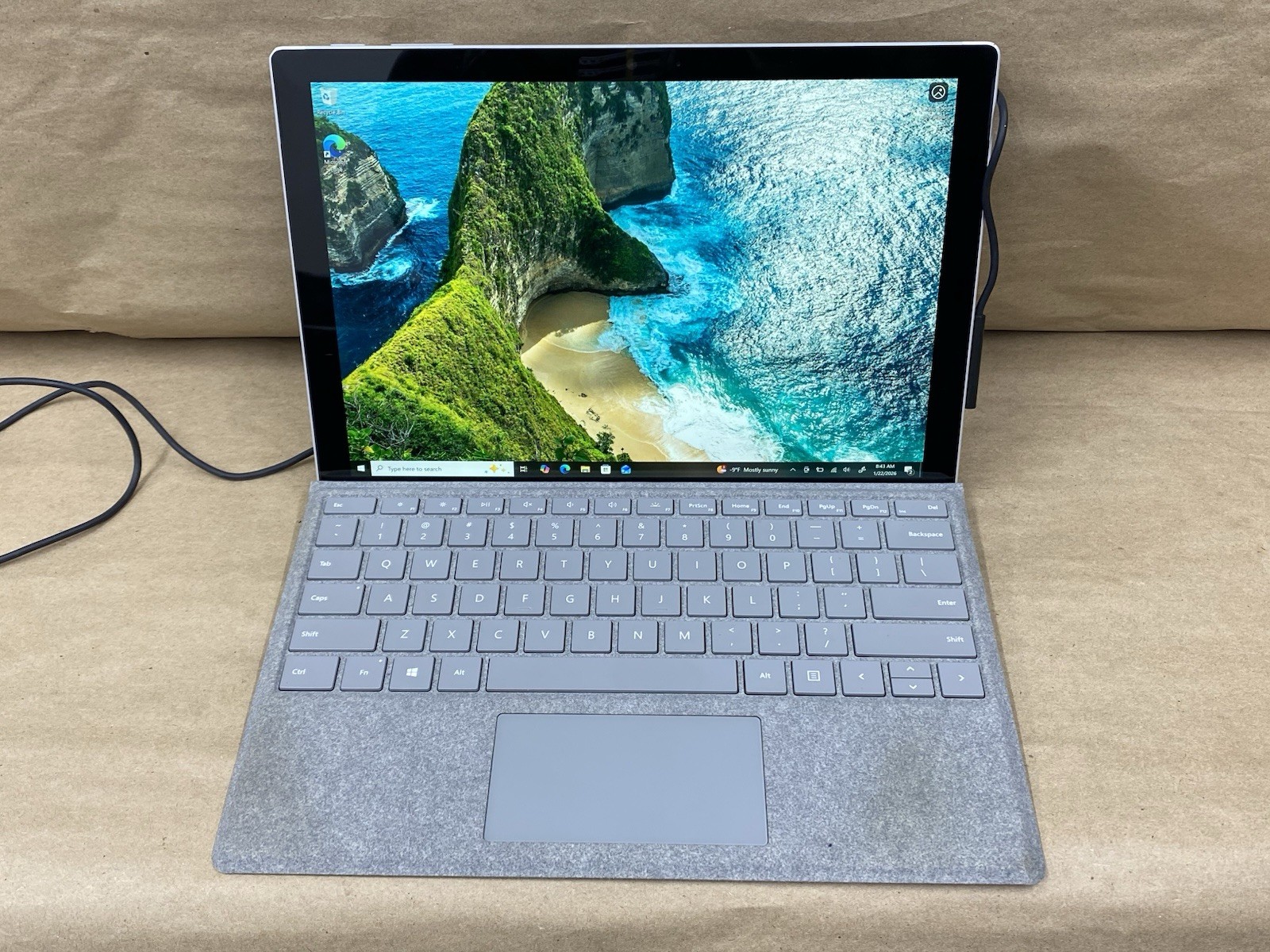 Microsoft Surface Pro – 12″ 2736*1824 – i5-7300U – 8GB – 256GB SSD – Win 10 READ