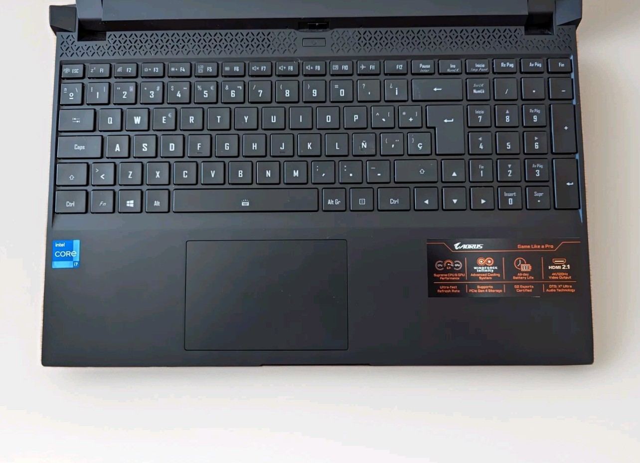 Gigabyte Aorus 15 p XD FHD 240hz, Intel i7 11800H 32GB 1TB 3070 rtx