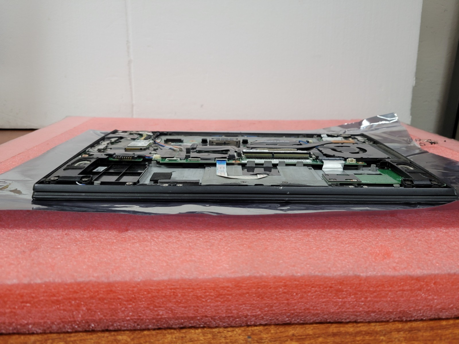 Lenovo ThinkPad T470S 14″ i5-7300U 4GB RAM *NO HDD/OS/COVER/BATT/AS IS* | LP522