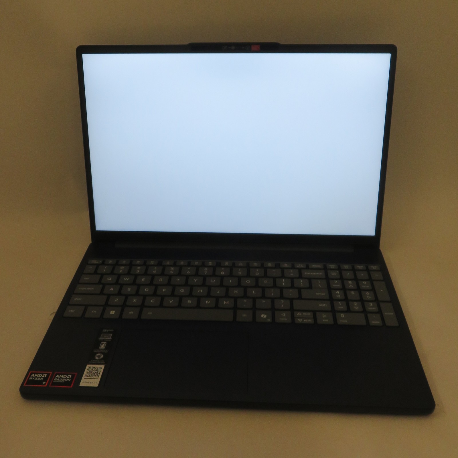 Lenovo IdeaPad Slim 3 15AHP10 RYZEN 7 8840HS 3.3GHz 780M 16GB 512GB Win11H