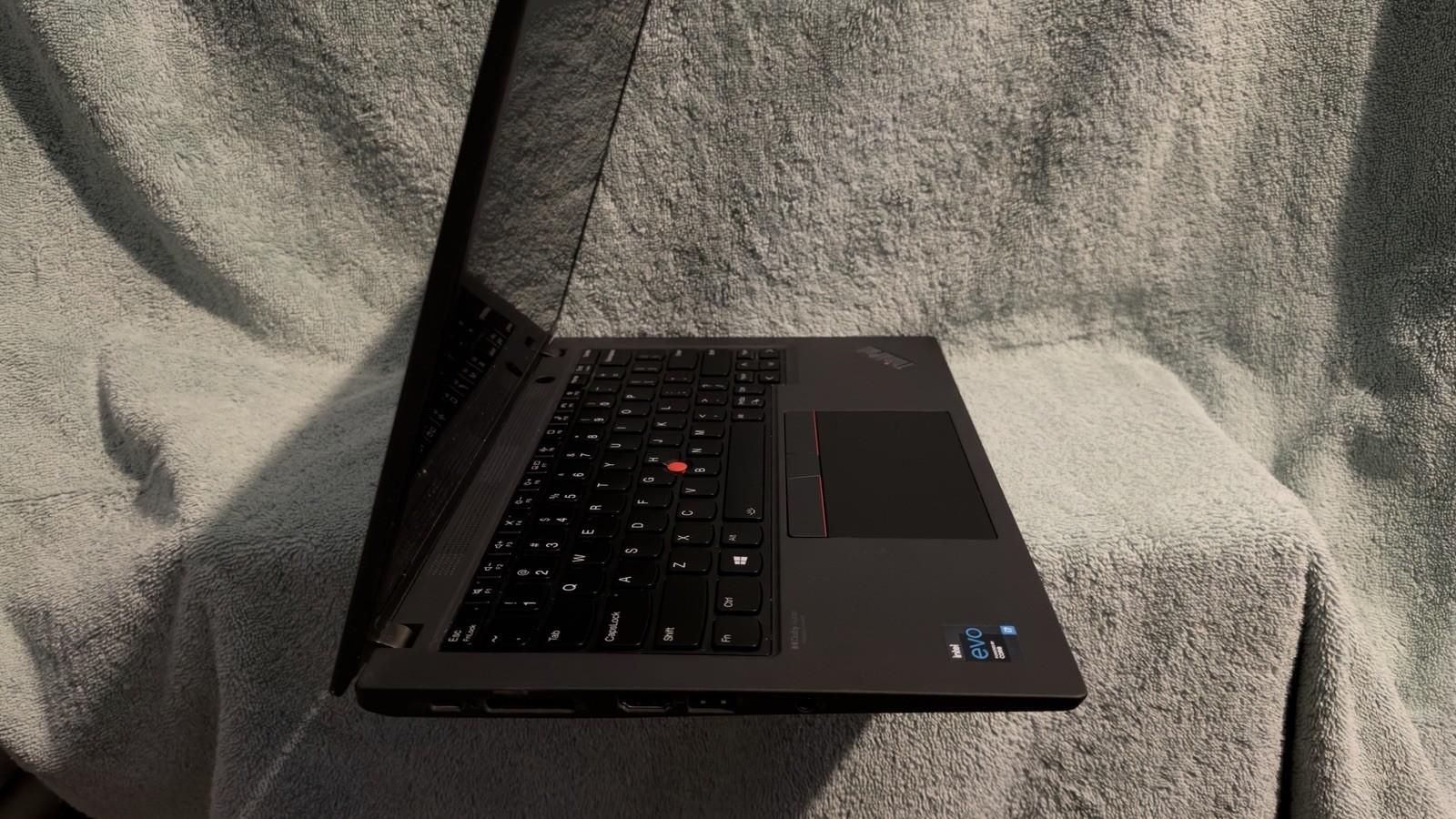 Lenovo ThinkPad X13 Gen 2 13.3 in (512GB SSD, Intel Core i7-1165G7, 16GB, NO OS)