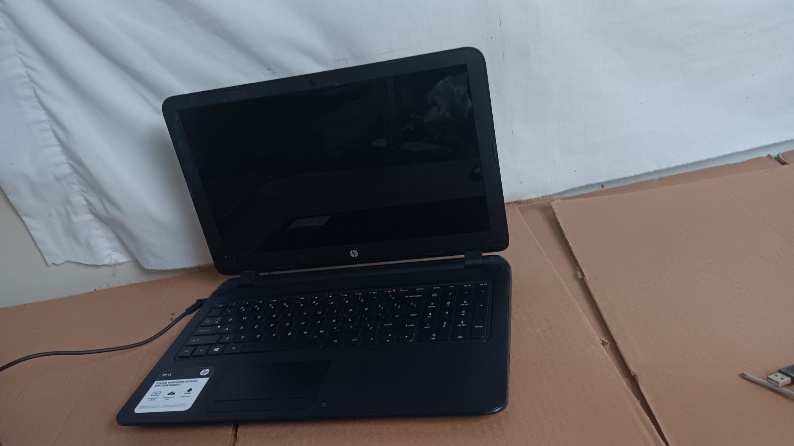 HP 15-F004dx Laptop AMD E1-2100 @ 1.0 GHz 15.6″ LCD screen, 500 GB HD For Parts
