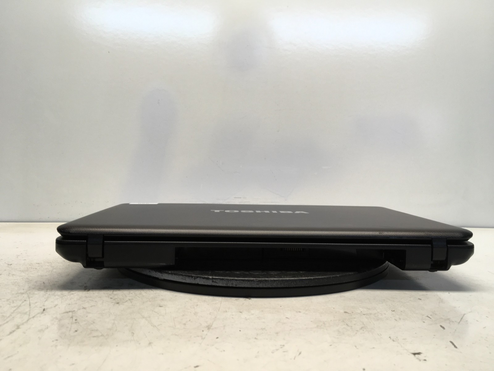 Toshiba Satellite C655D-S5200 AMD C-50 1GHz 4 GB NO HDD/Batt Hinge DMG