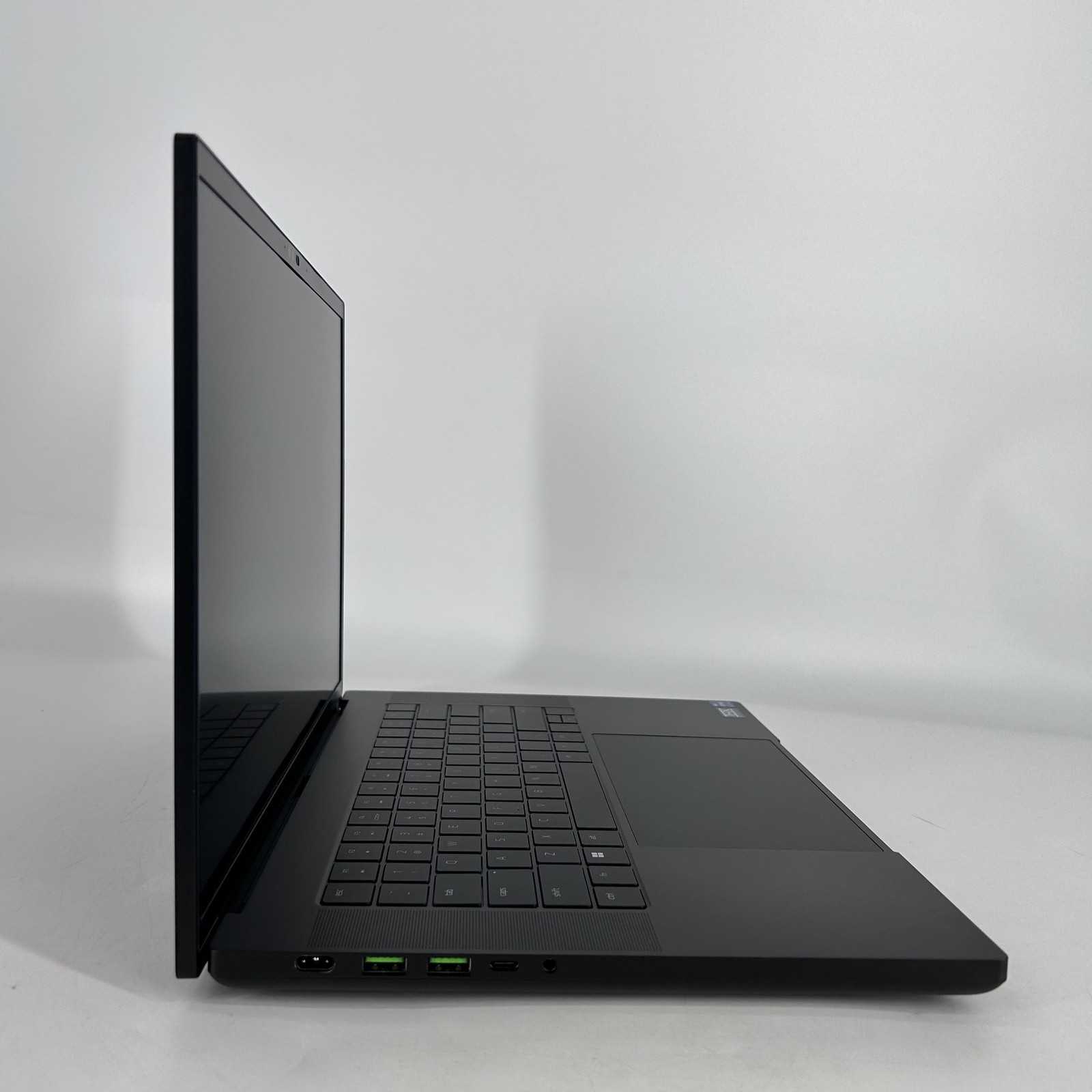 Razer Blade 16 Black 120Hz UHD+ 2.2 GHz i9-14900HX 96GB 4TB/4TB NVIDIA RTX 4090