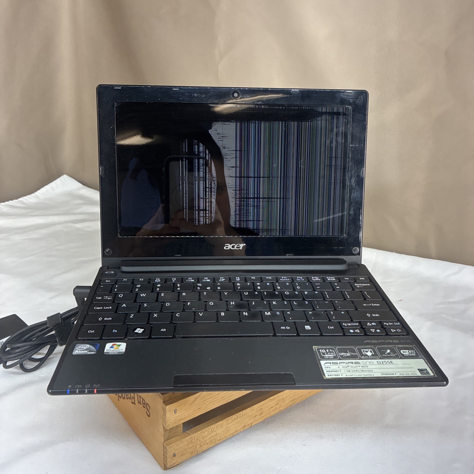 Acer Aspire One D250 Kav60 Laptop Computer Bad screen- For Parts Or Repair