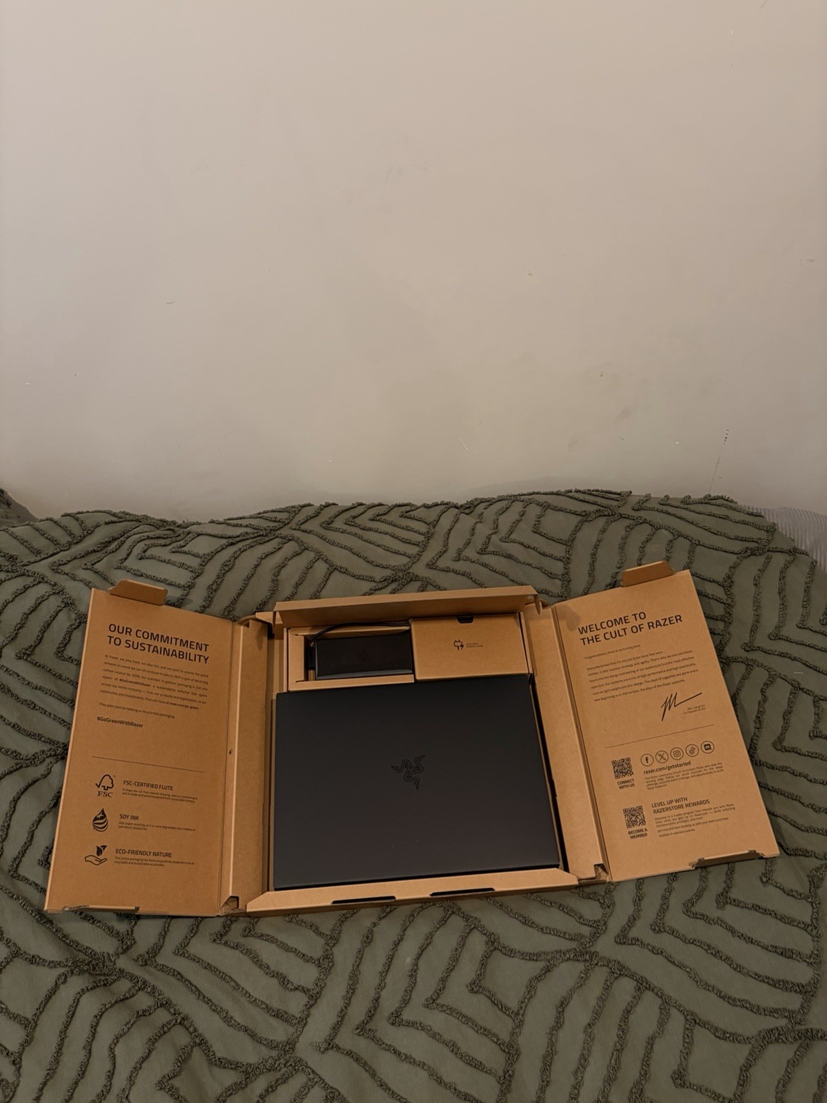 Razer Blade 16 RTX 5060 OLED 240Hz Gaming Laptop Ryzen AI 9 16GB 1TB SSD