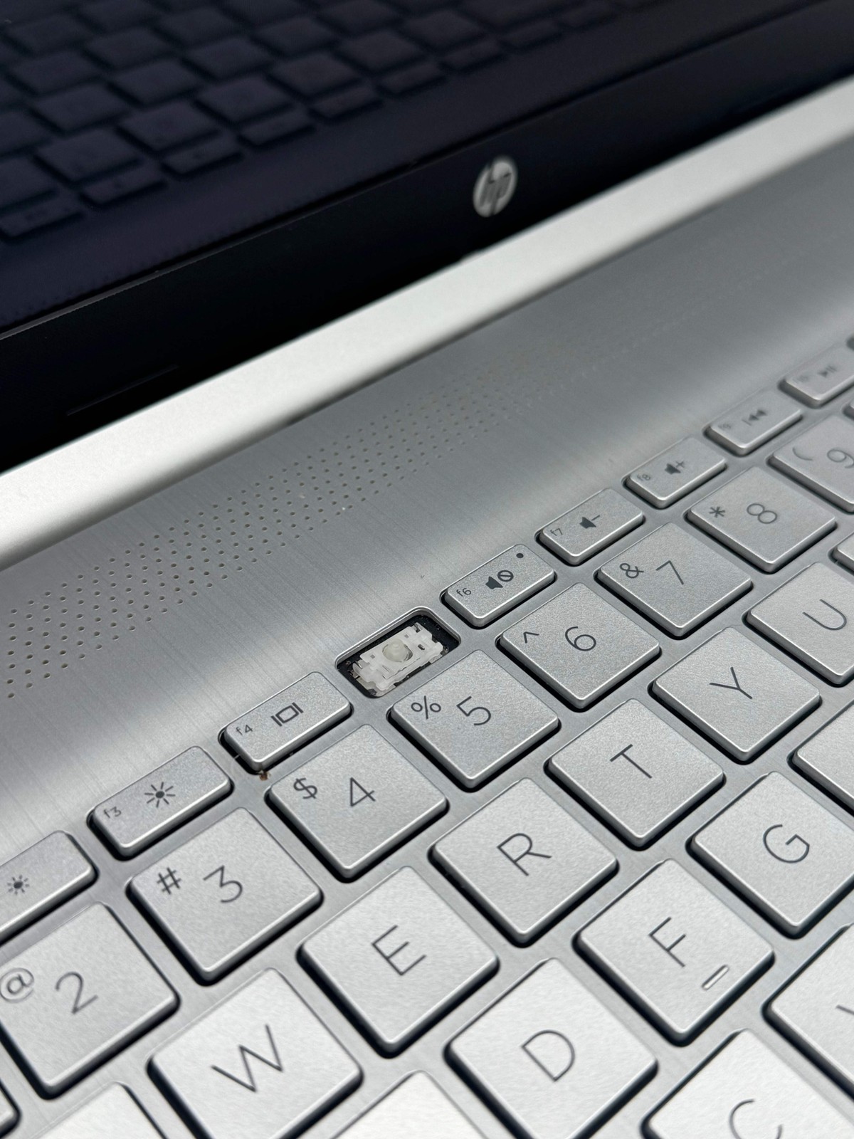 HP 15-DY2702DX 15.6″ Core i3 11th Gen 8GB 256GB Silver – Won’t Boot For Parts