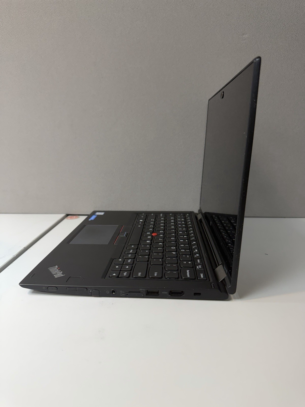 Lenovo ThinkPad Yoga 260 12.5” Touch Laptop i3-6100U 4GB RAM, 128GB SSD +Charger