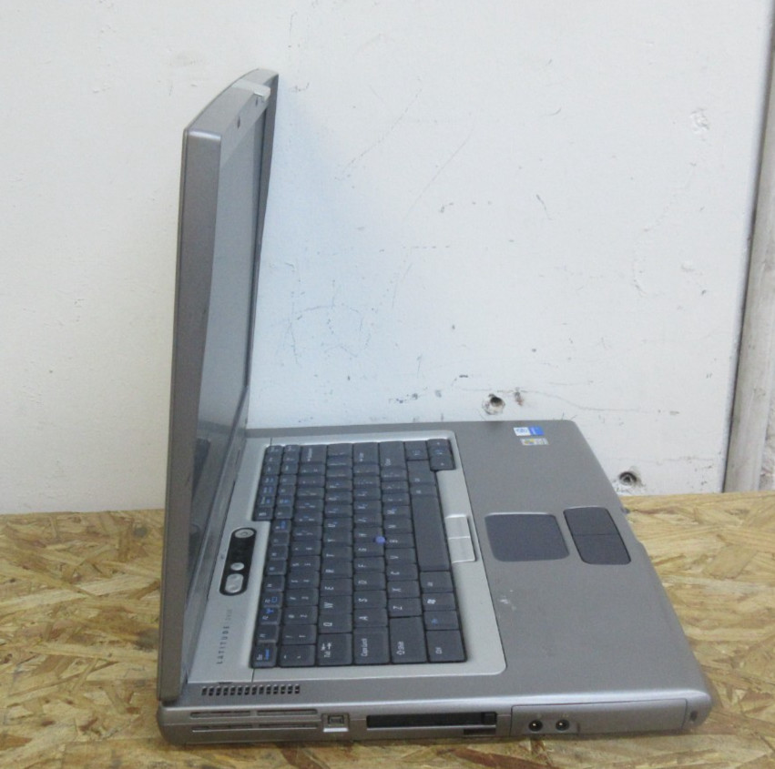 Dell Latitude D800 Vintage Laptop @ 1.60GHz Pentium M 512MB RAM NO SSD/HDD.
