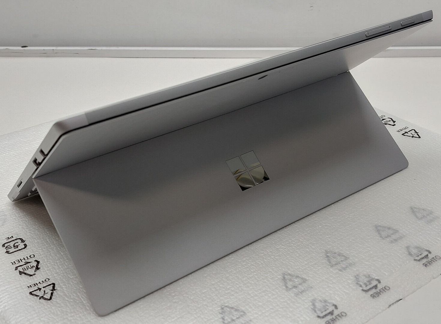 Microsoft Surface Pro 6 1796 i5-8350U 1.7GHz 128GB 8GB RAM w/ 127W Power Adapter