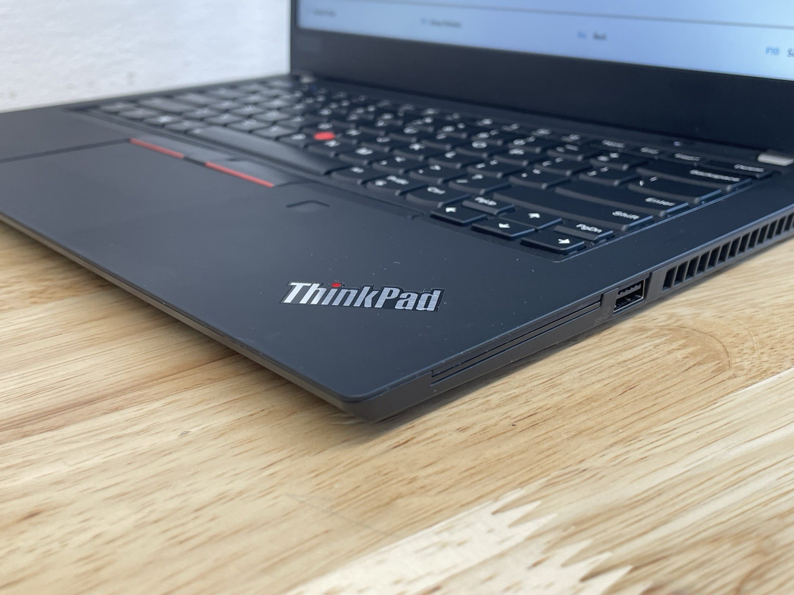 Lenovo ThinkPad T490 Core i7-8565U 1.80GHz – 8GB RAM 256GB SSD Win11