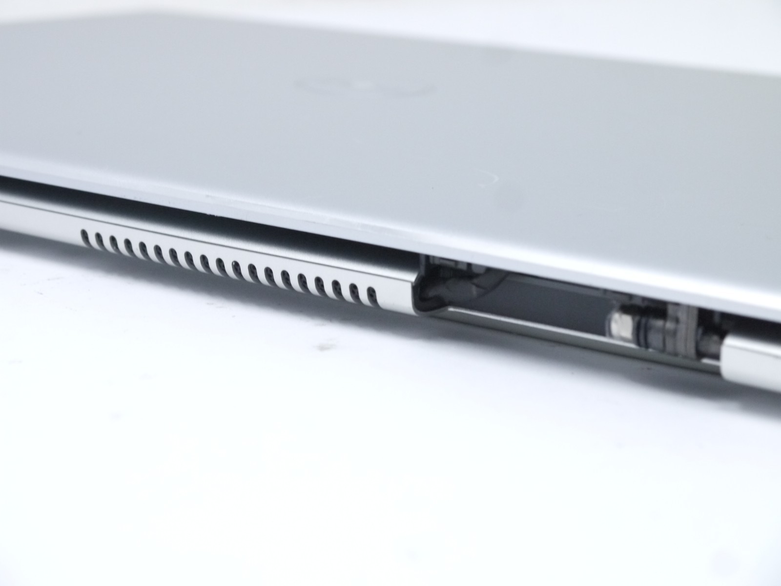 Dell Inspiron 7370 13″ Laptop – Core i7-8th / 8GB / 240GB SSD – New Batt – Read