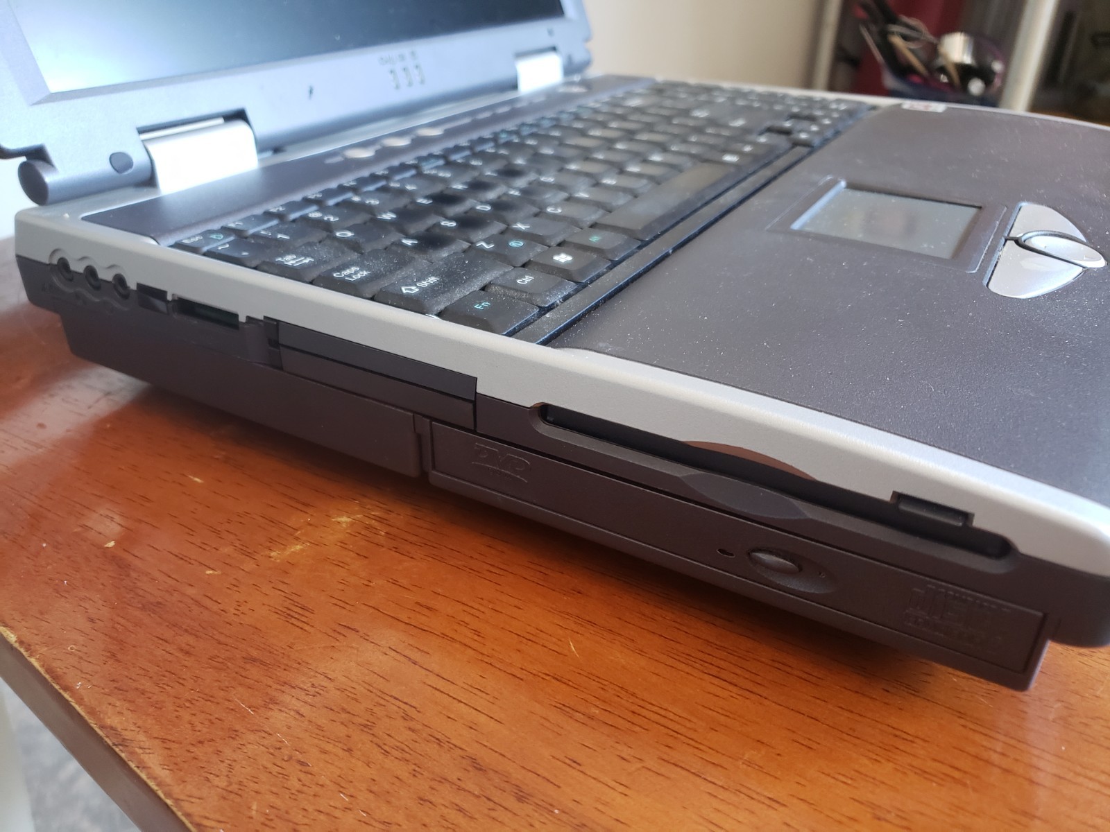 Sager Clevo D800P 16″ Laptop Intel Pentium 4 Vintage Gaming Clean But Untested