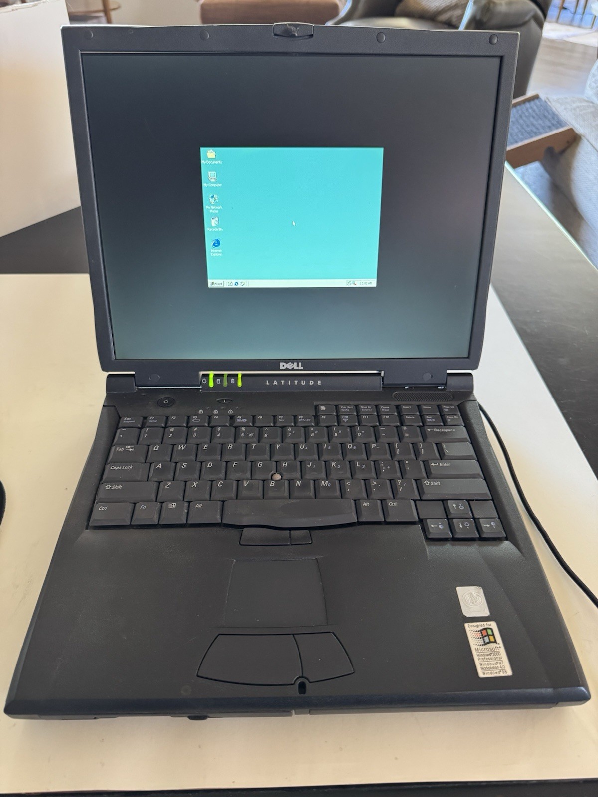 Dell Latitude C800 Laptop Pentium III 850Mhz 256MB 20GB 15″ Windows 2000 Working