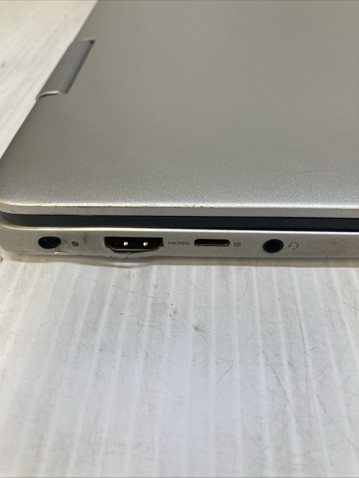 Dell Inspiron 7786 Intel Core i7-8565U 4GB Ram NO HDD Boot to BIOS