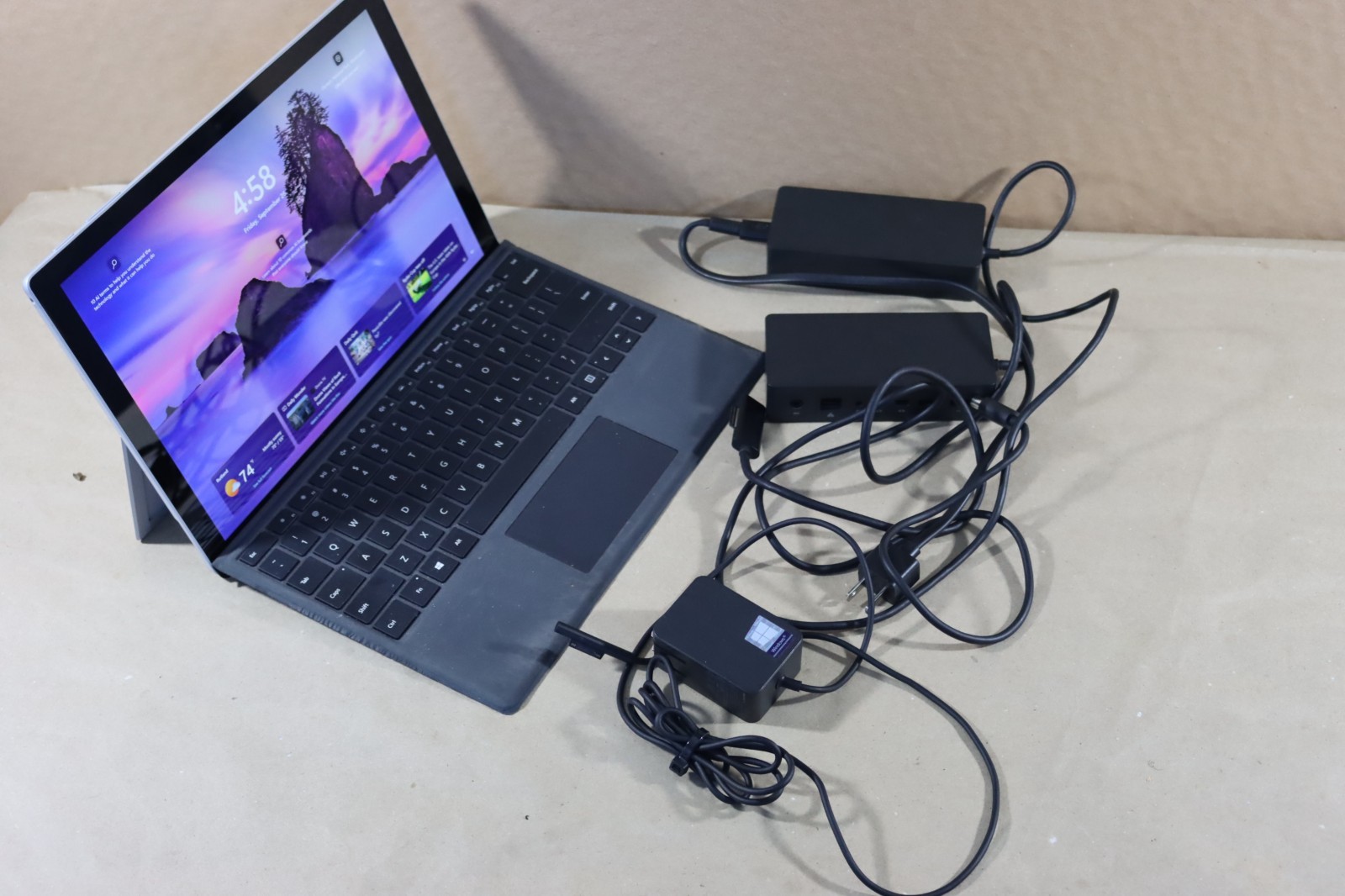 Microsoft Surface Pro 5 i5-7300U 8GB RAM 256GB Wi-Fi + LTE