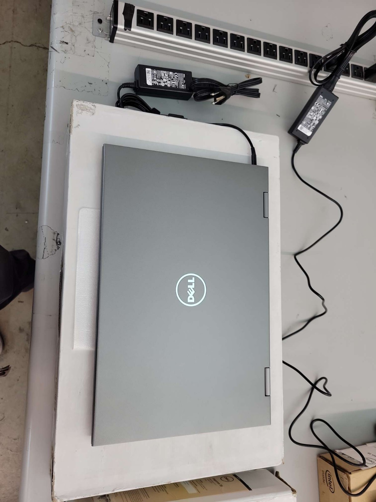 Dell i5579-5118GRY 15.6” FHD Touch Intel i5-8250U 8GB RAM 1TB HDD Wind 10 Gray