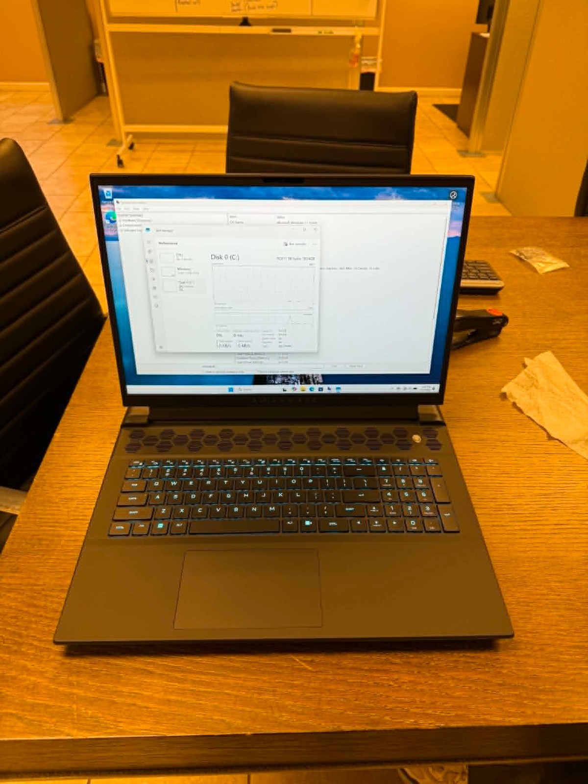 Alienware m18 R1 AMD (Service Tag KJR53JM) Ryzen 9 7845HX, RTX 4070, 32GB RAM