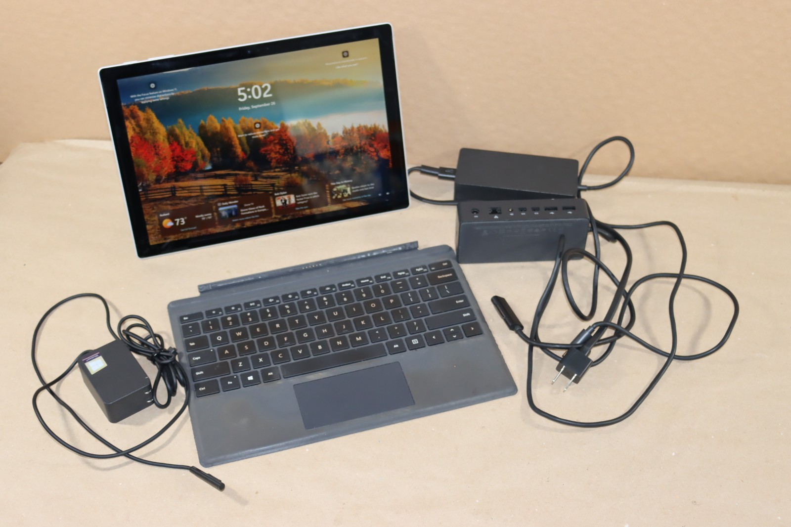 Microsoft Surface Pro 5 i5-7300U 8GB RAM 256GB Wi-Fi + LTE