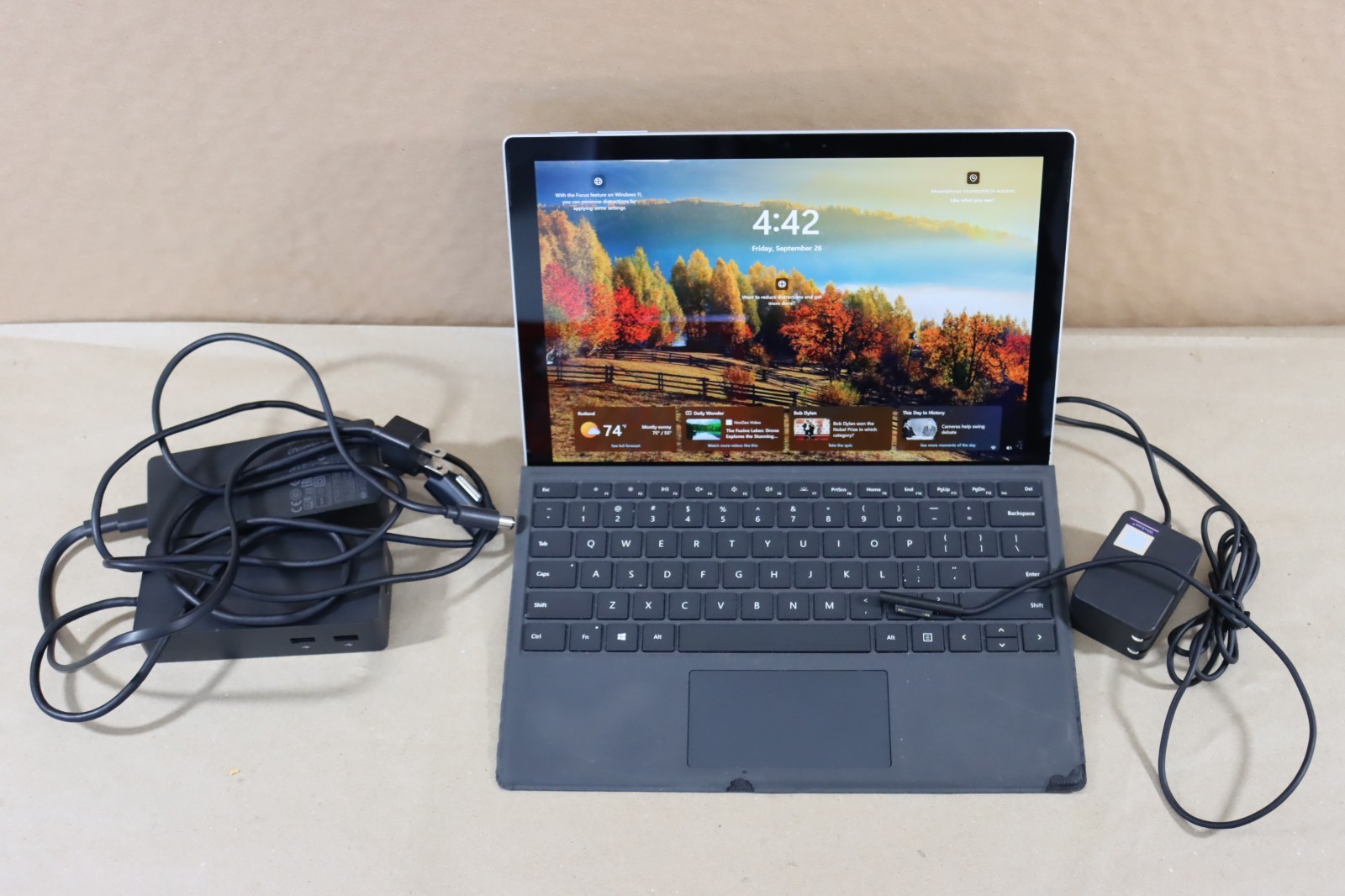Microsoft Surface Pro 5 i5-7300U 8GB RAM 256GB Wi-Fi + LTE