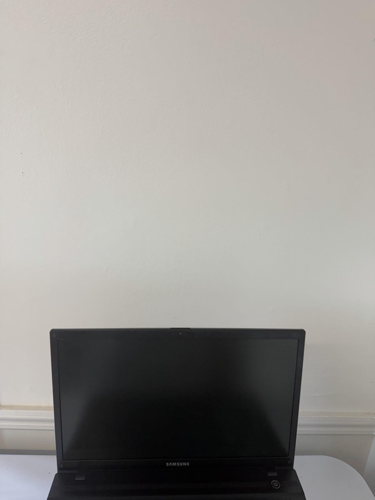 Samsung NP300 V5A Laptop – Good Screen – Intel i5-2430M – RAM 4 GB – Read Des