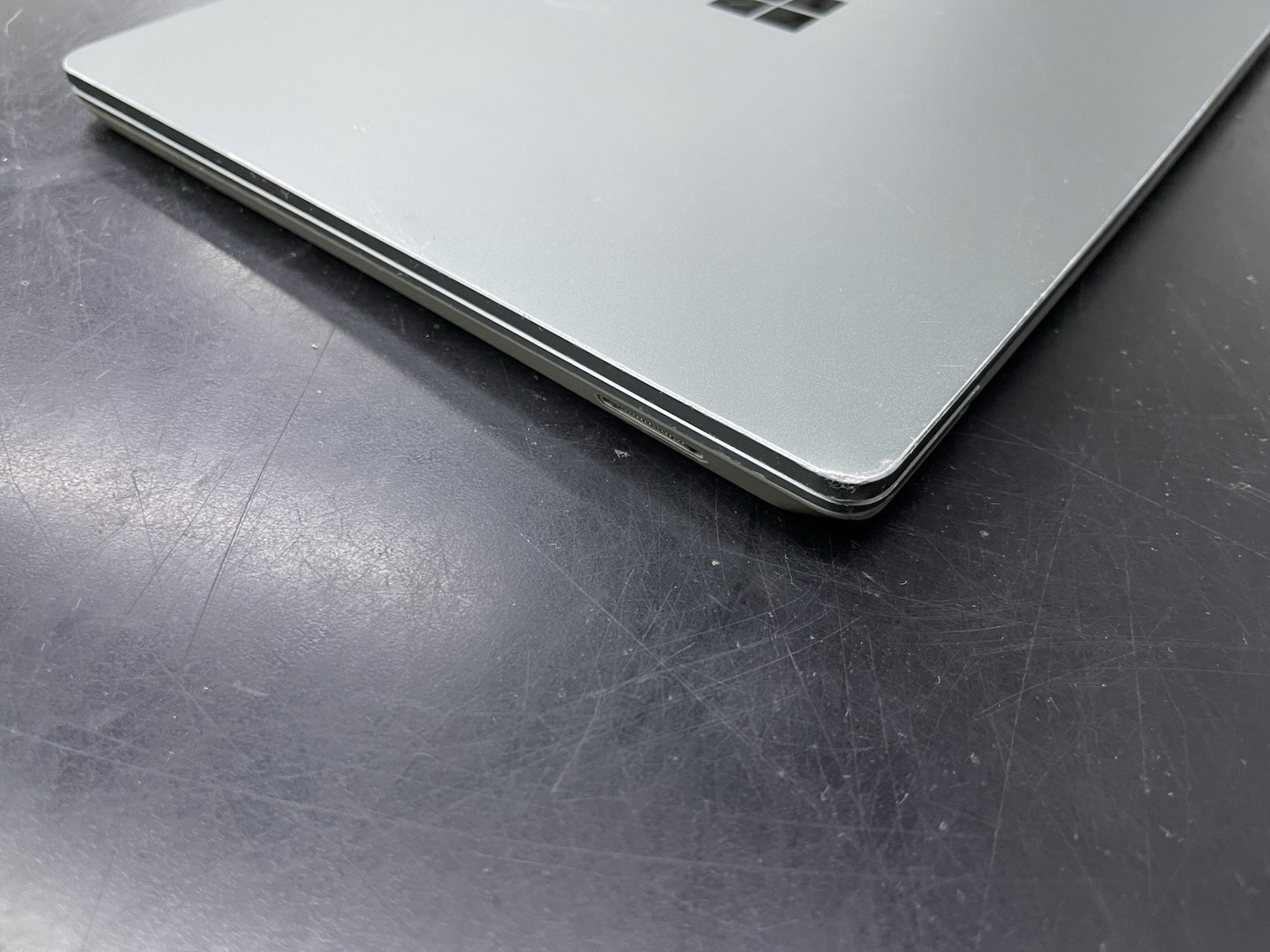 Microsoft Surface Laptop Go 2 12.4″ i5-1135G7 2.4Ghz 8GB 128GB Crack in Screen