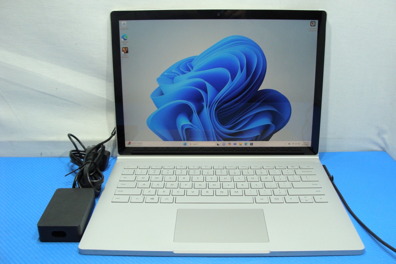 Microsoft Surface Book 2 1832 13.5″TOUCH i7-8650U 1.9GHz 8GB 1TB SSD BAD Battery