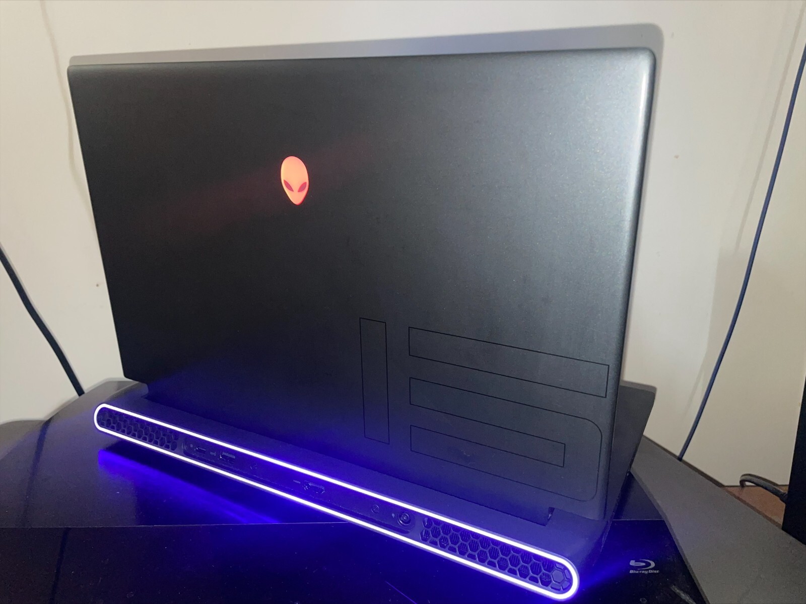 Alienware m15 R7 AMD (AMD Ryzen(TM) 7 6800H (8-Core/16 Thread) / NVIDIA RTX 3060