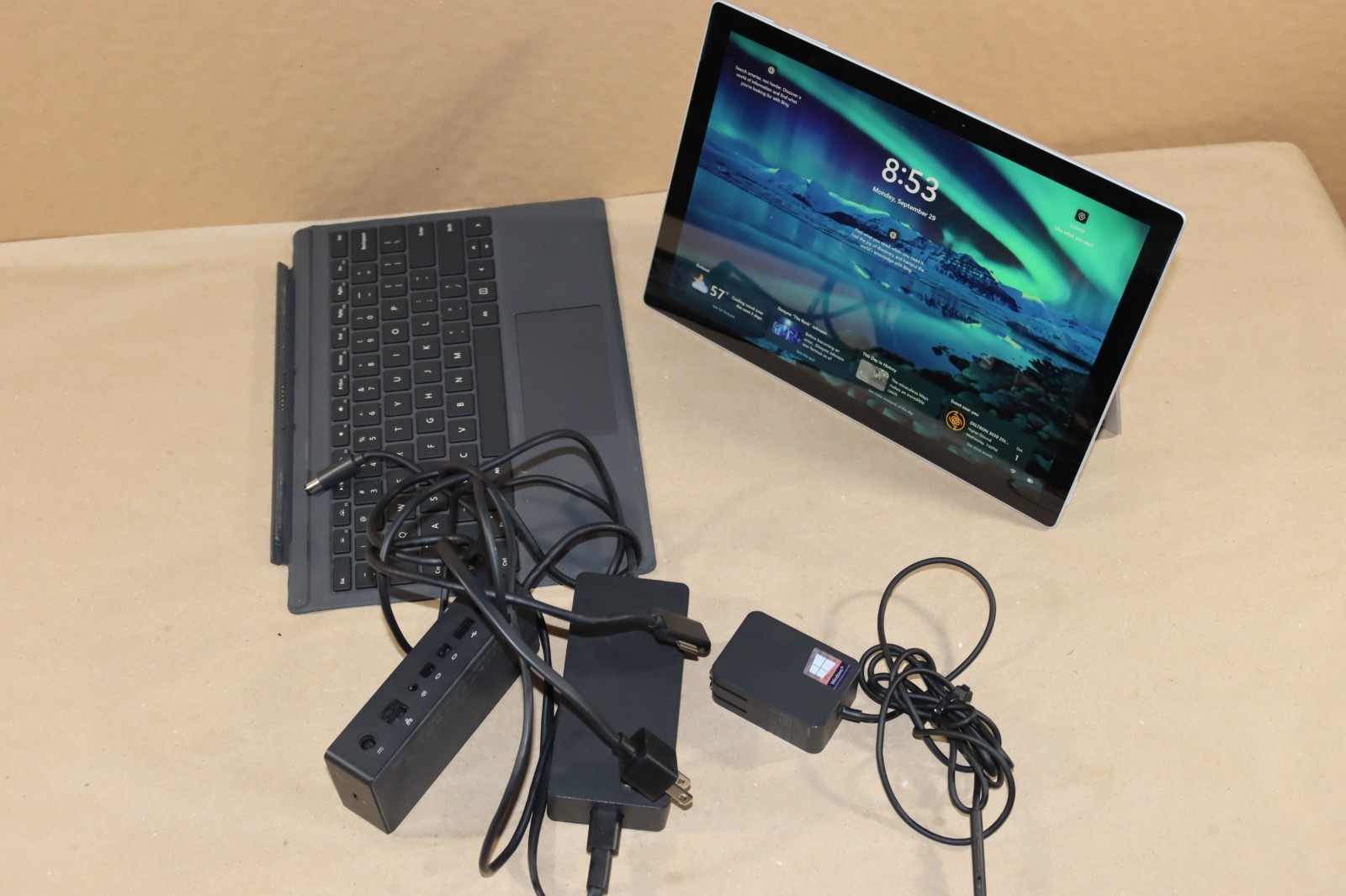 Microsoft Surface Pro 5 i5-7300U 8GB RAM 256GB Wi-Fi + Cellular / LTE