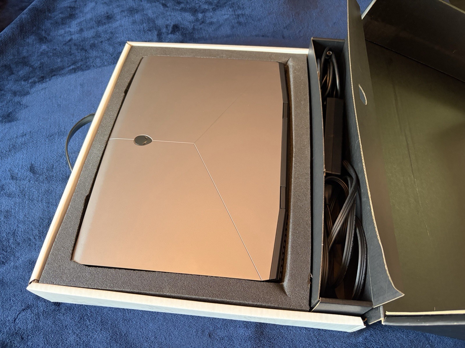 Alienware 17 17in i7-8750H 32GB SSD GTX 1660Ti Win11 Pro Sleeve