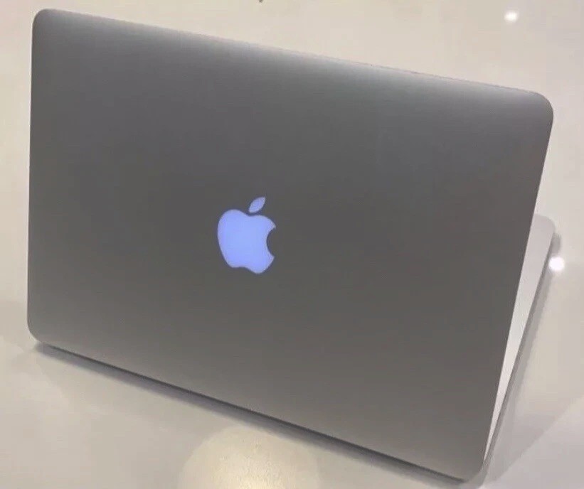 Apple MacBook Pro 13” – macOS 15.7.2 Sequoia – Low Battery Charge Cycles – MINT