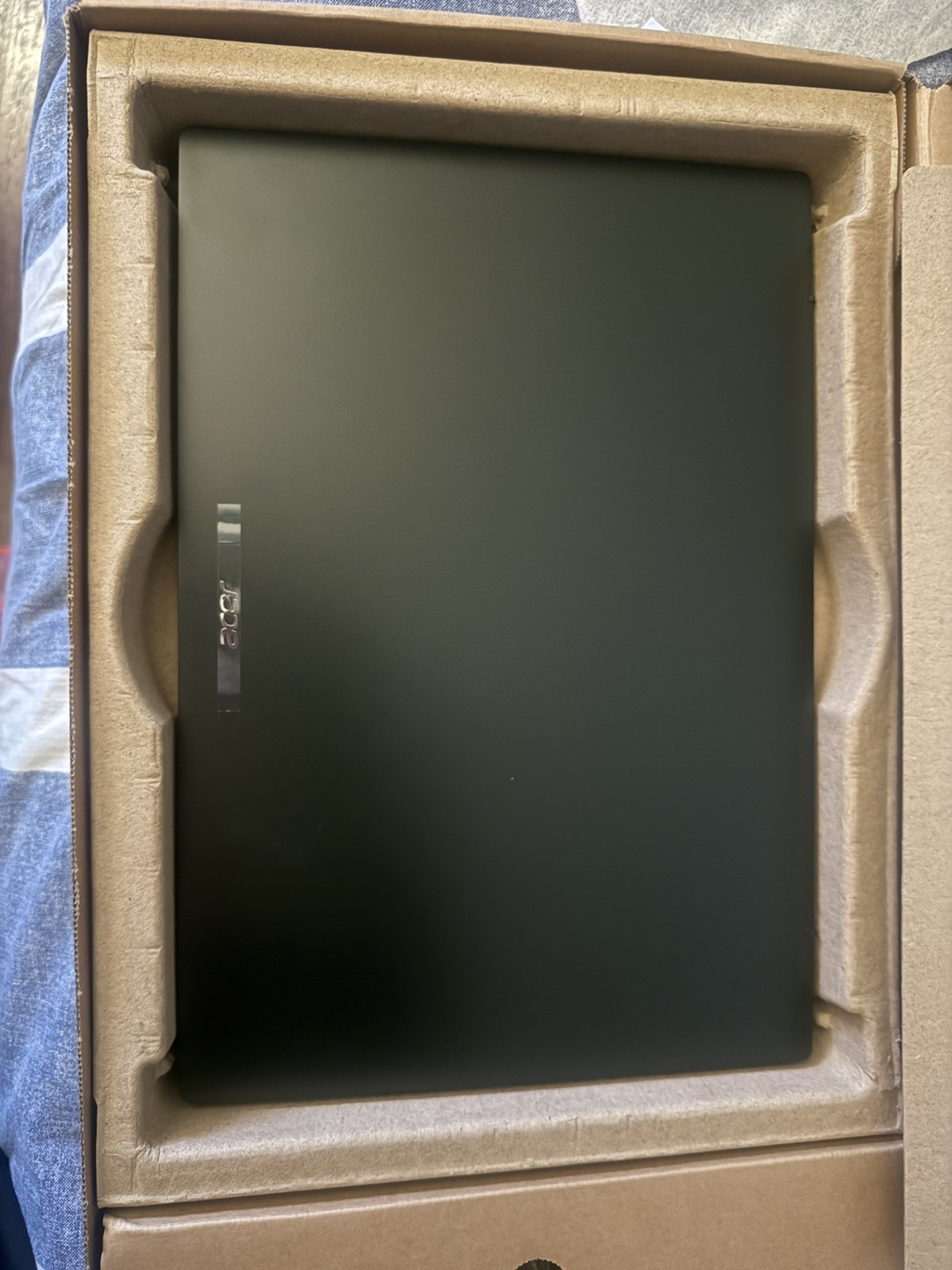 (Acer Swift Edge 16) 16″ AMD Ryzen 7 8840U 16GB RAM 1TB SSD (Read Description)