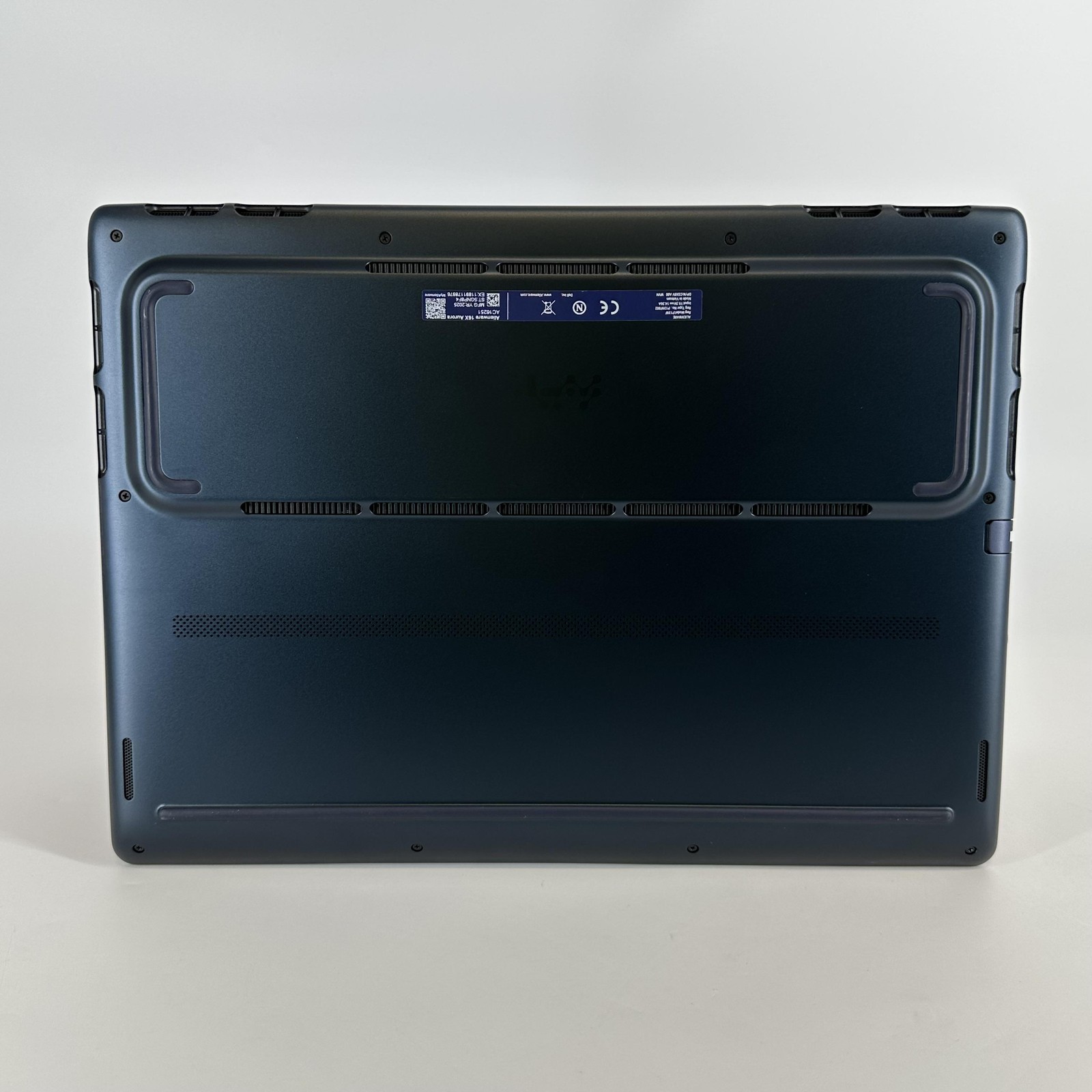 Dell Alienware 16X Aurora 240Hz QHD+ 2.7 GHz Ultra 9 275HX 32GB 1TB SSD RTX 5070