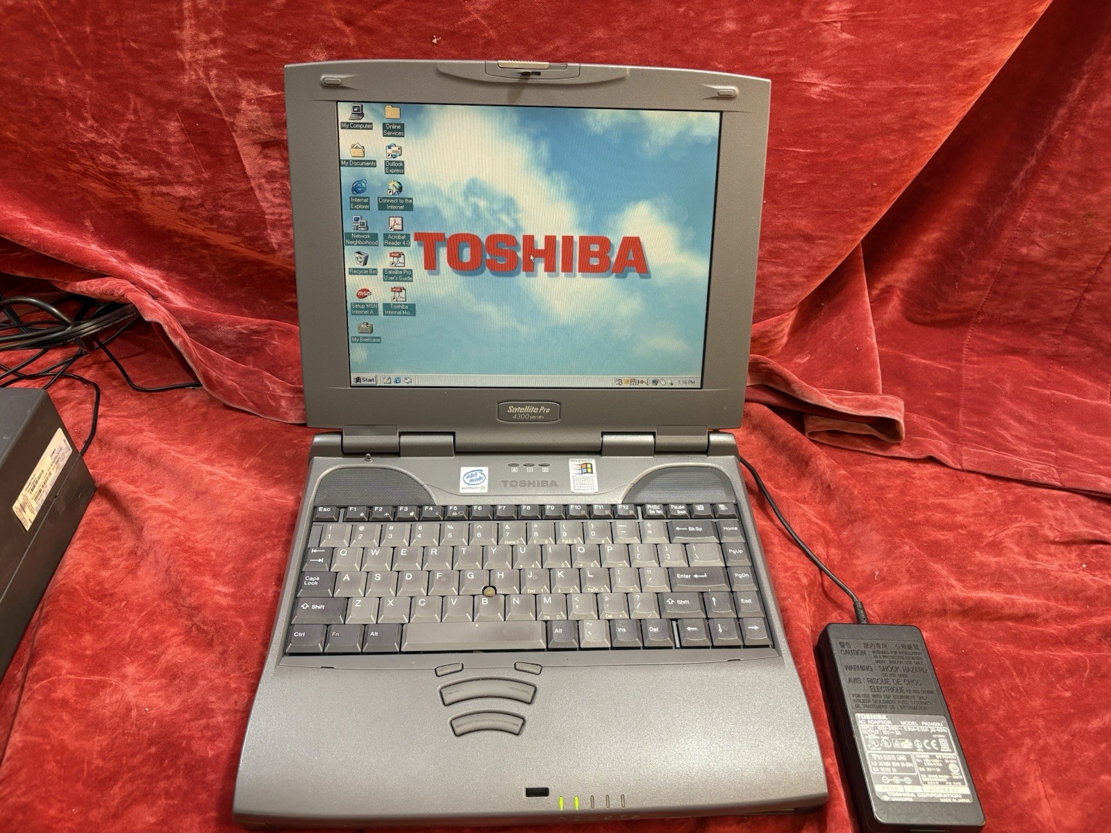 Vintage Toshiba Laptop Pentium III 600 128MB Multi-boots Win 2000 NT 4.0 AND 98