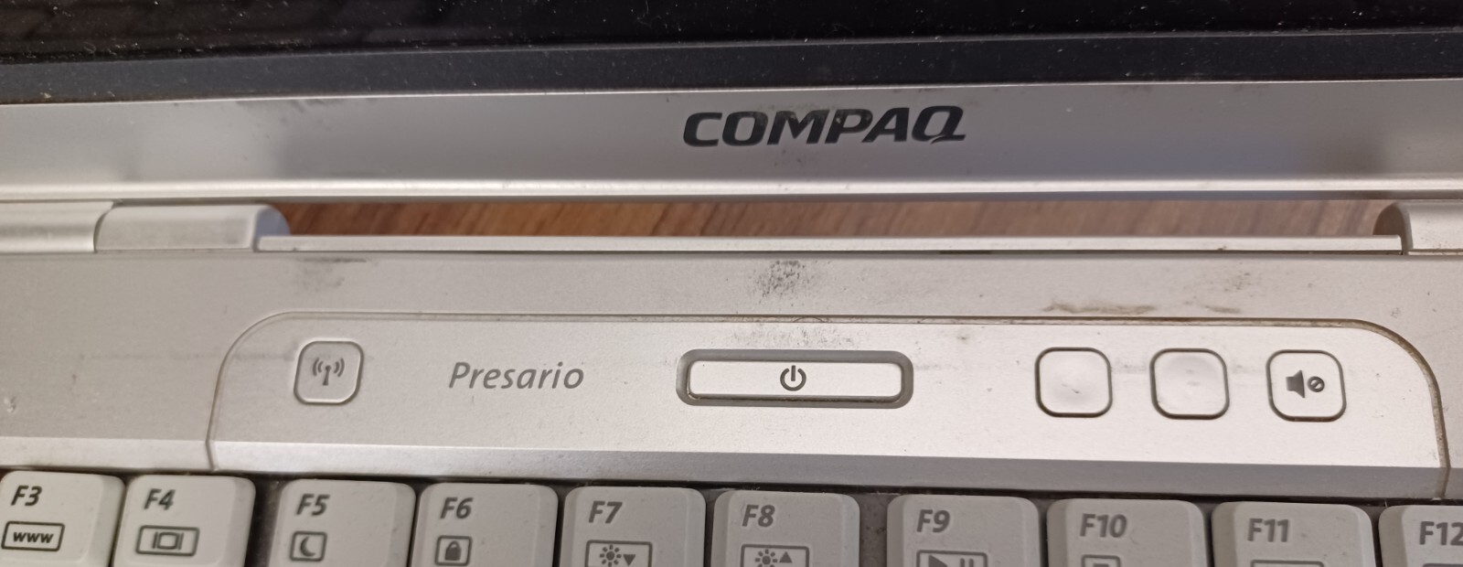 Compaq Presario V2000 AMD Turion 64 @1.8GHz 1GB RAM NO hard drive or power cord
