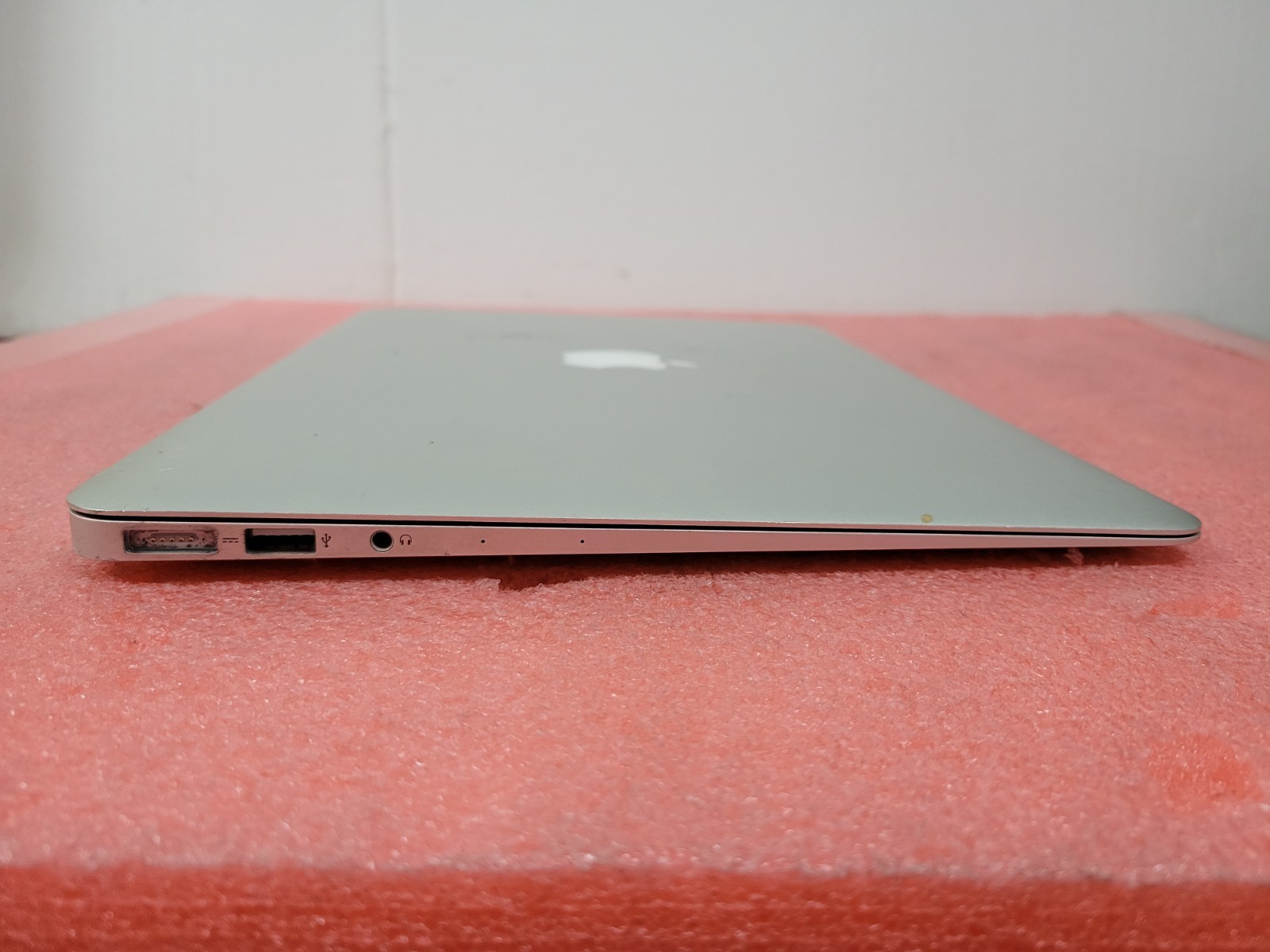 Apple MacBook Air 2015 A1466 13″ i7-5650U 4GB RAM 256GB SSD *Read* | C1066