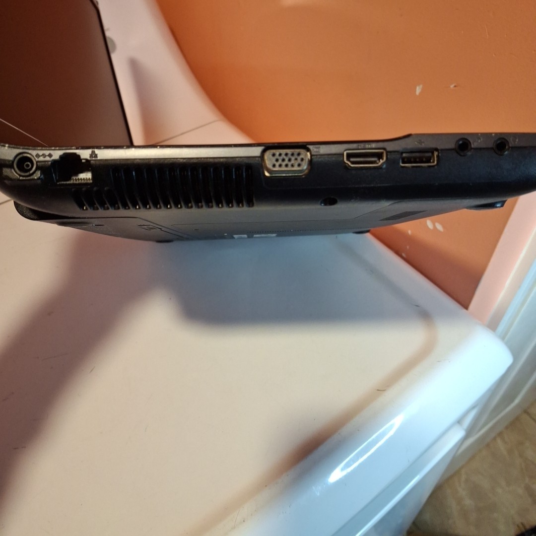 Samsung NP300E5C-A07US Laptop 15.6″ LCD Core i3-2370M HDMI USB 4GB RAM For Parts