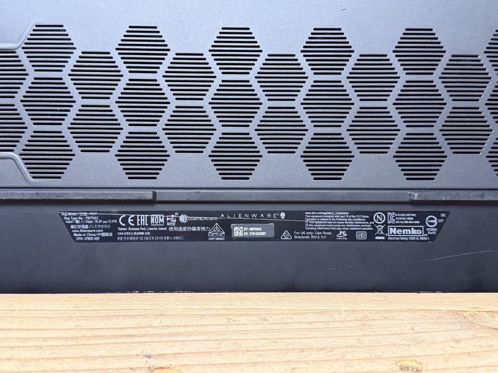Alienware m15 R2 Gaming Laptop | i7-9750H | RTX 2070 Max-Q 8GB | 16GB RAM | Whit