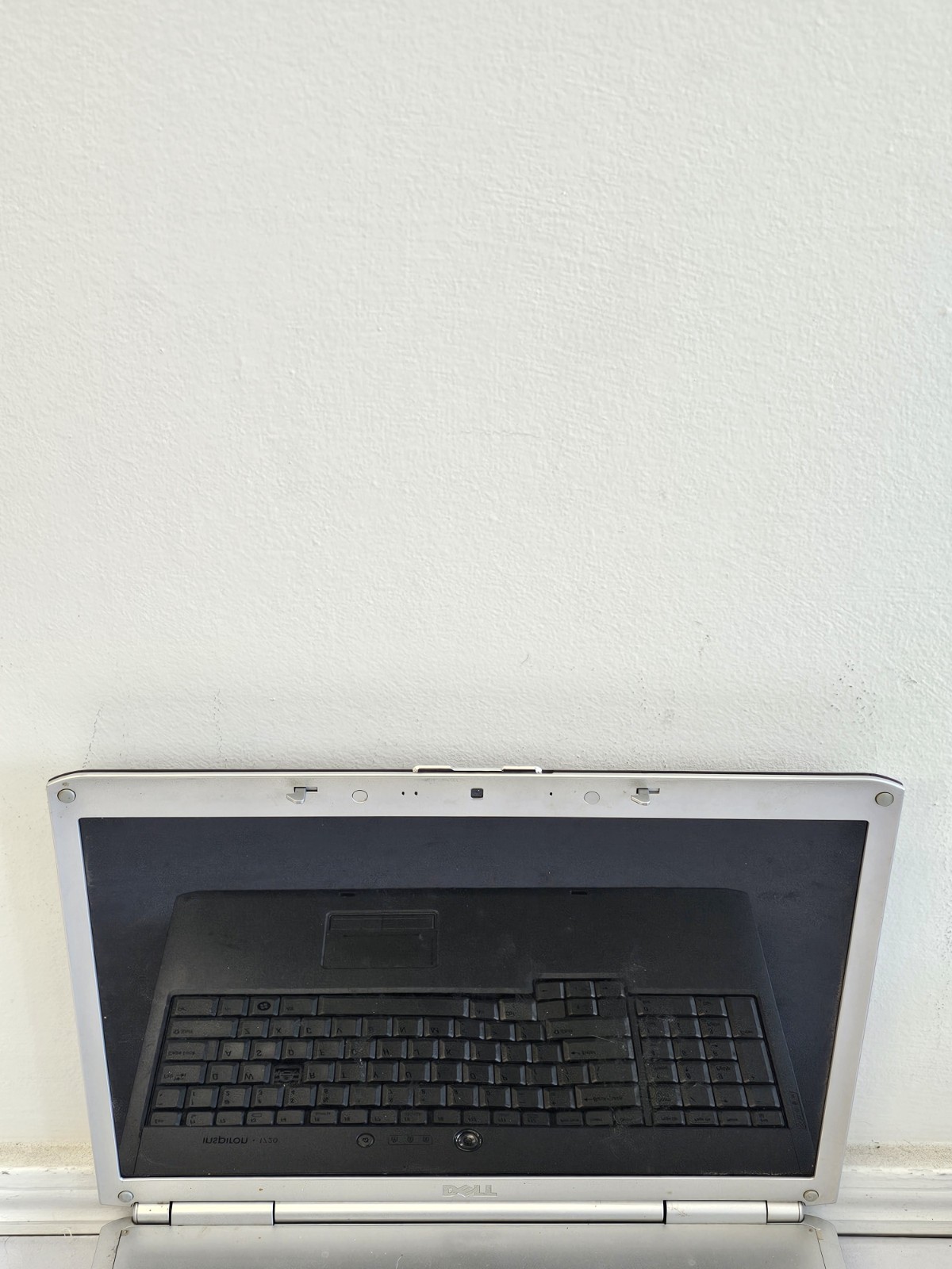 Dell Inspiron 1720 Laptop – VERY DIRTY CASE – 1GB RAM – NO BATT – Parts – READ
