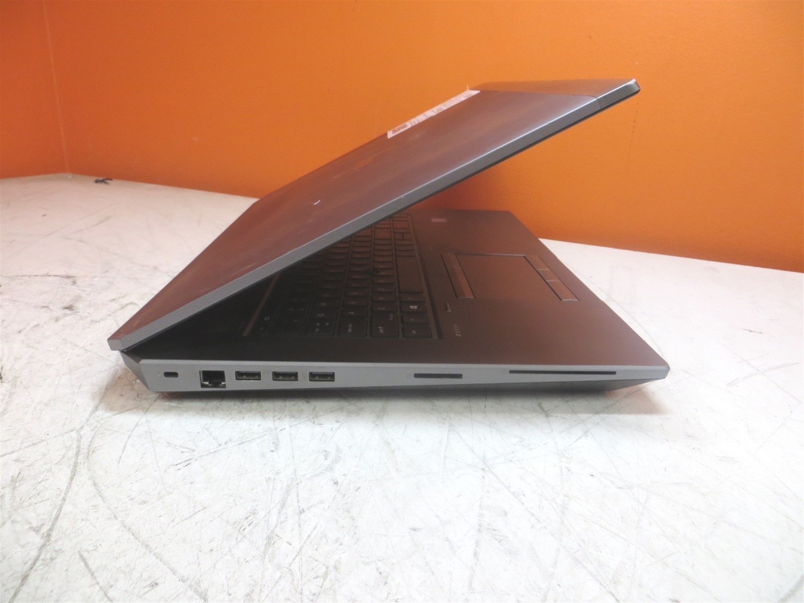 Scratched LCD HP ZBook 17 G5 Laptop Core i7-8850H 2.6GHz 16GB 512GB Quadro P3200