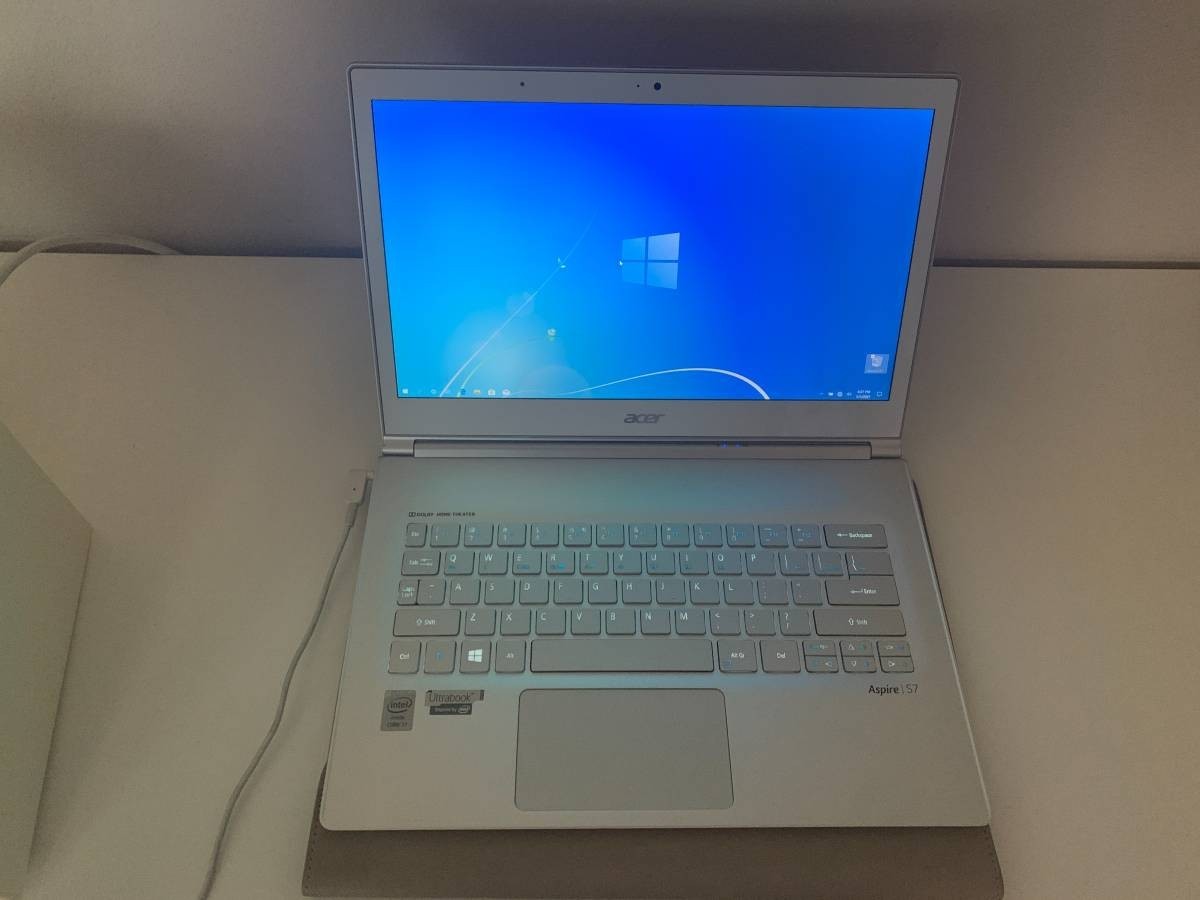 Acer Aspire S7 Ultrabook Laptop with Sleeve *
