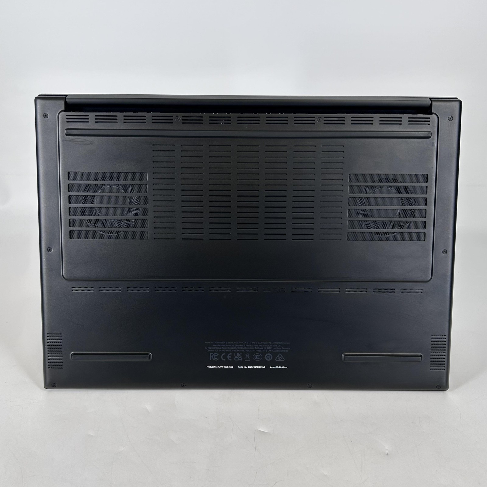 Razer Blade 16 240Hz QHD+ 2.0 GHz Ryzen AI 9 365 32GB 1TB SSD NVIDIA RTX 5070 Ti